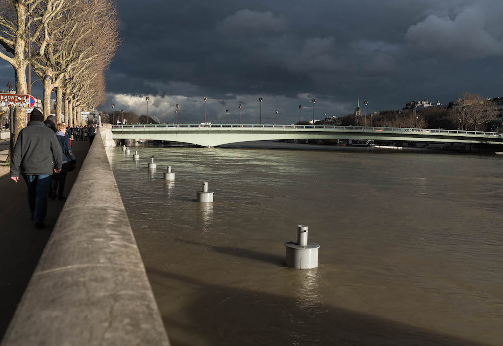 Parc Rives de Seine, direction Pont de l’Alma. Parisiens et touristes constatent le haut niveau de l’eau.
